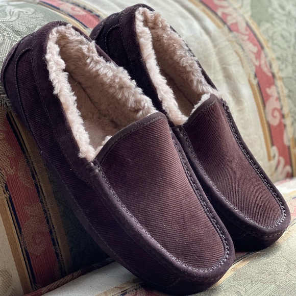 Ugg Men’s Ascot Corduroy Driver Slippers Size 8
N10-13 - Picture 4 of 5